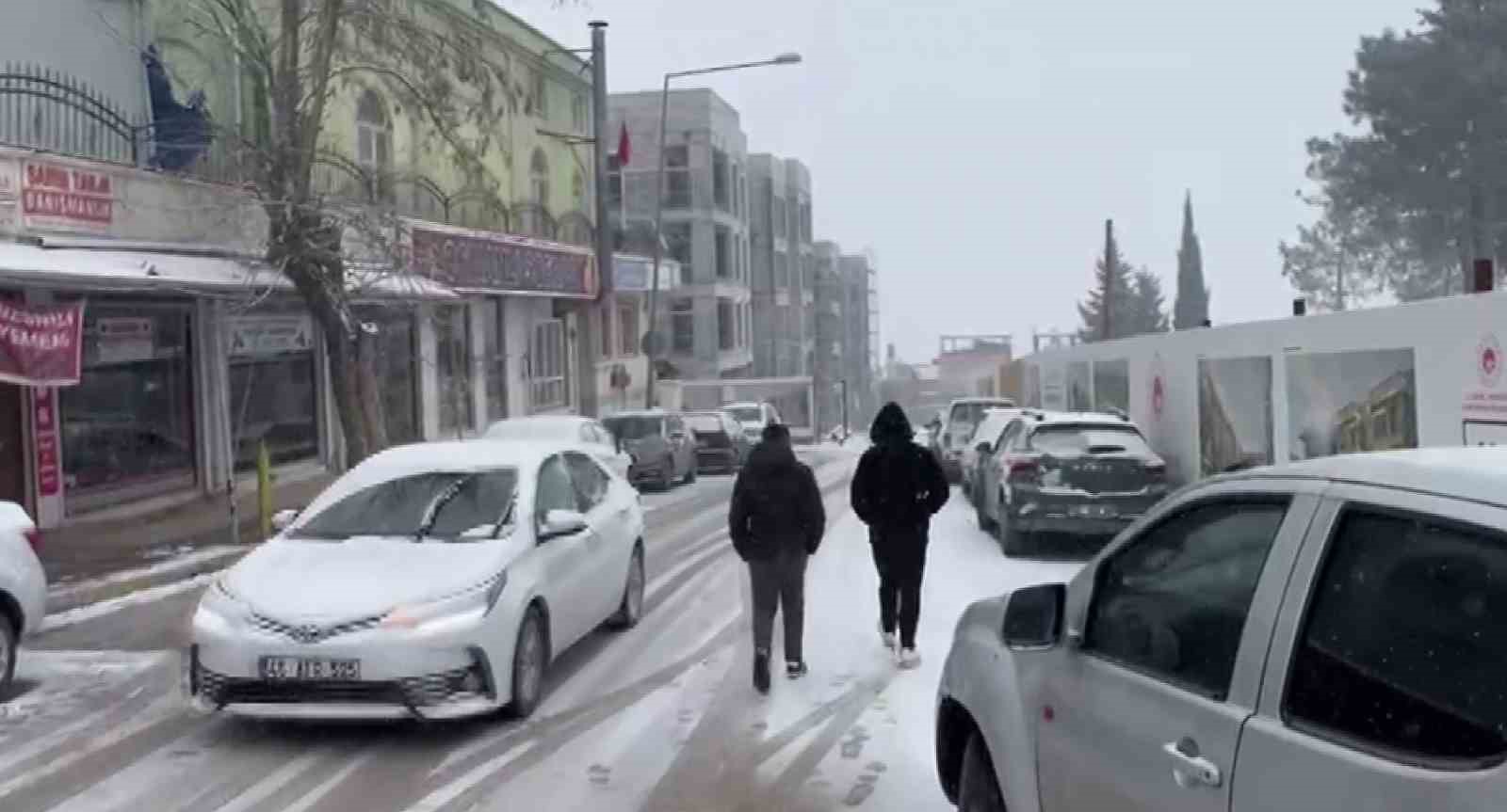 Besni’de yoğun kar yağışı başladı
