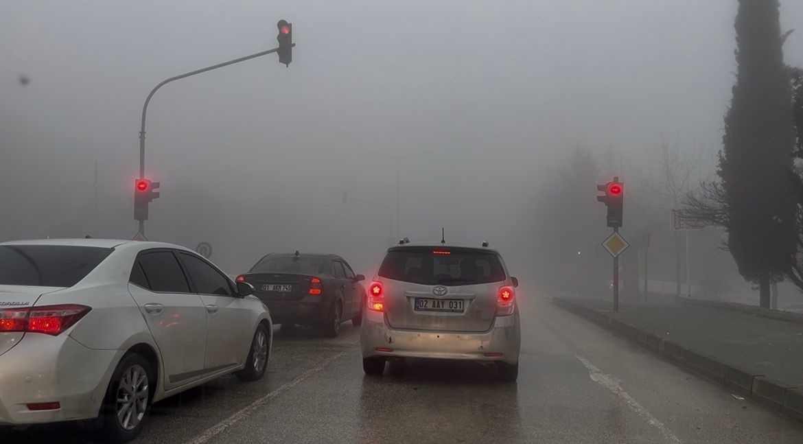 Besni’de yoğun sis hayatı olumsuz etkiledi
