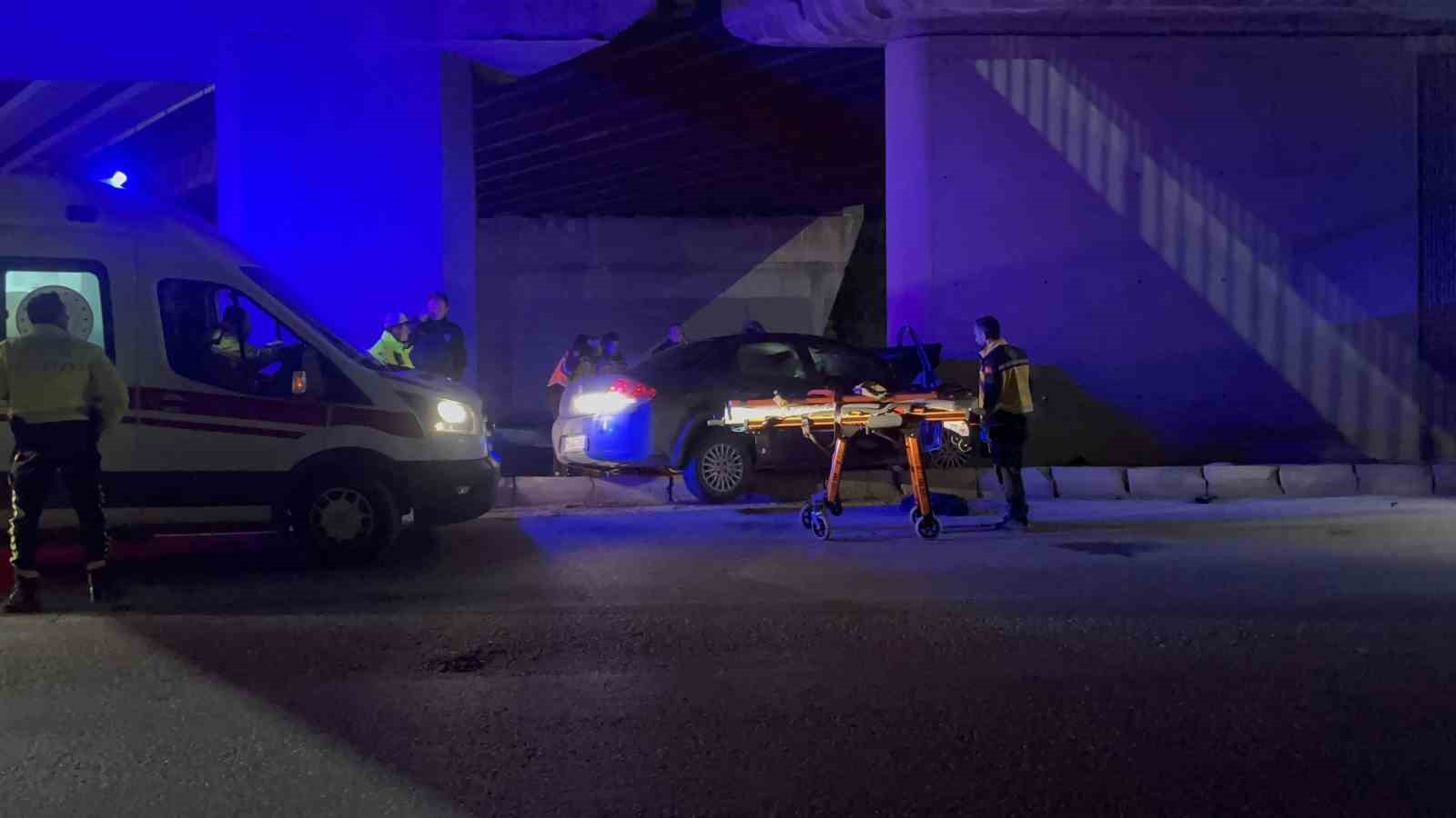 Beton kolona çarpan otomobildeki ağır yaralı şahıs hastanede hayatını kaybetti
