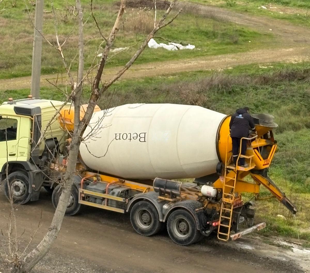 Beton mikseri boş araziye atık döktü iddiası

