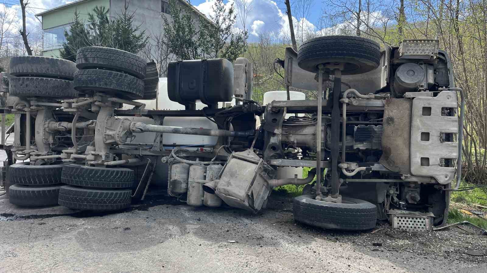 Beton mikseri devrildi: 1 yaralı
