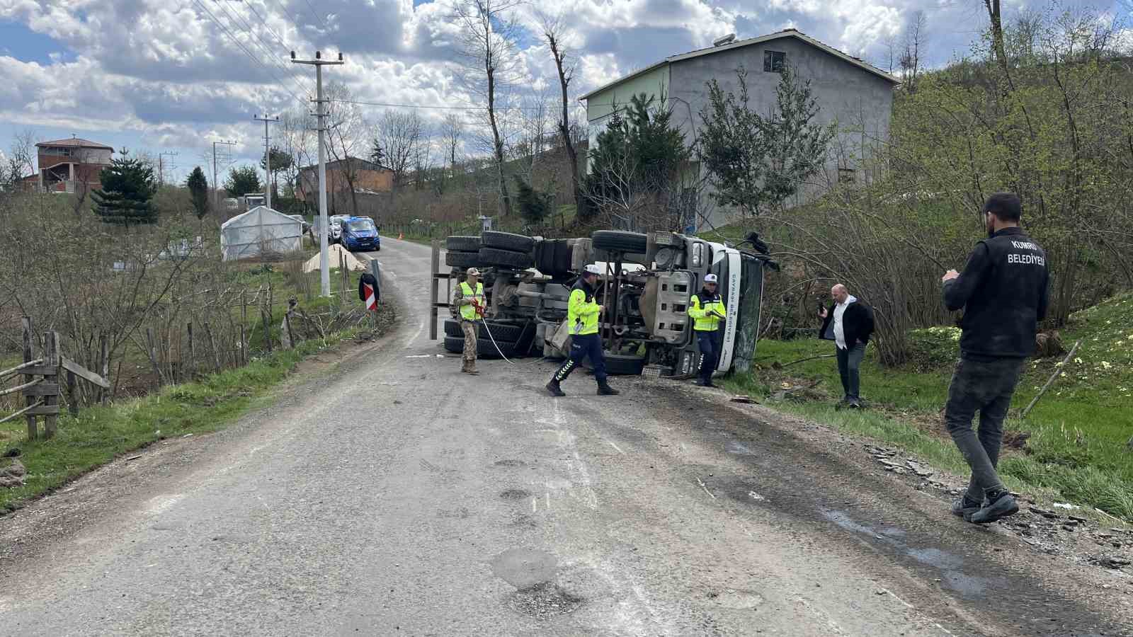 Beton mikseri devrildi: 1 yaralı
