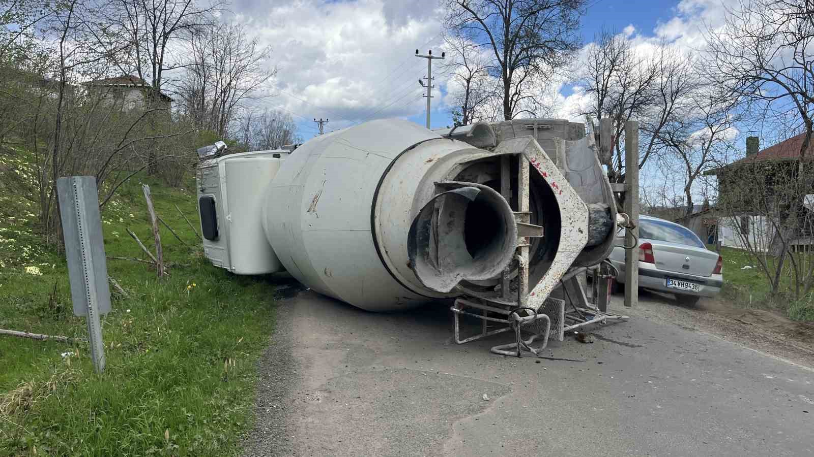 Beton mikseri devrildi: 1 yaralı
