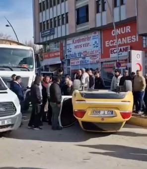 Beton mikseri ile çarpışan taksi ters döndü: 1 yaralı
