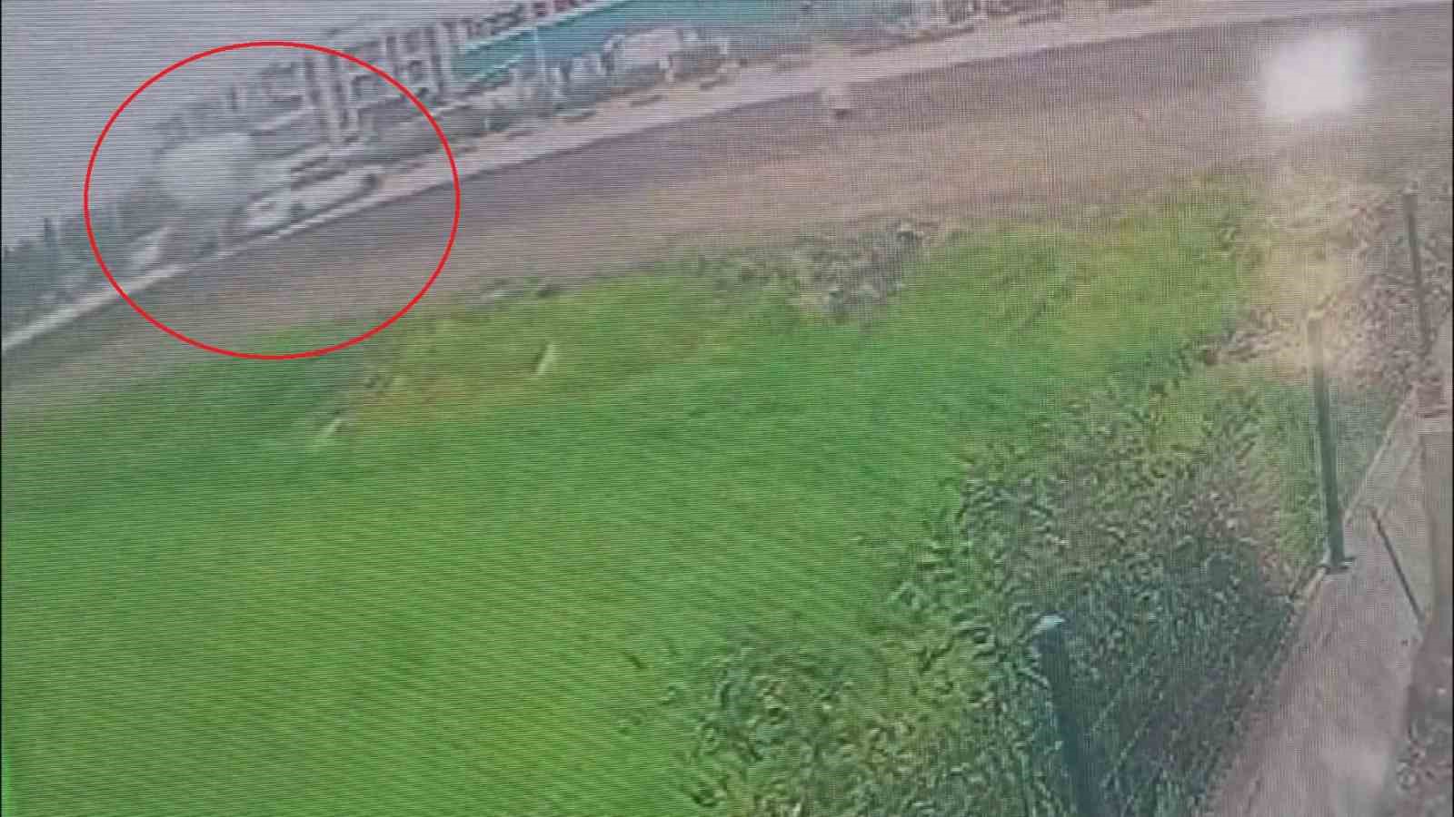 Beton mikserin metrelerce sürüklediği otomobil sürücüsü yaralandı
