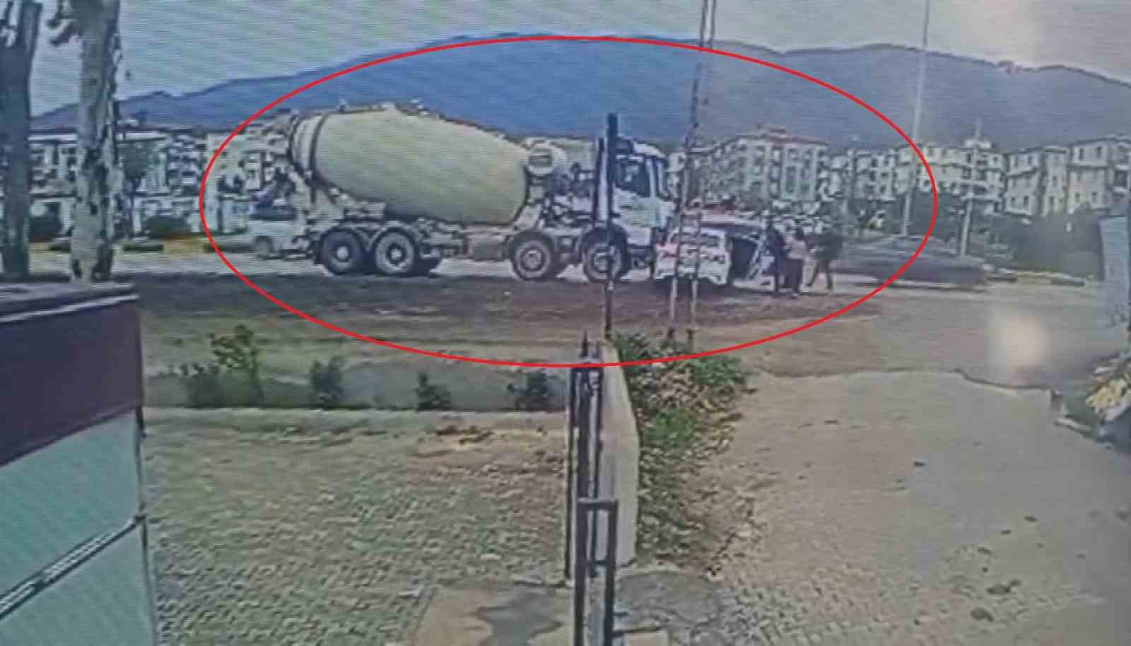 Beton mikserin metrelerce sürüklediği otomobil sürücüsü yaralandı
