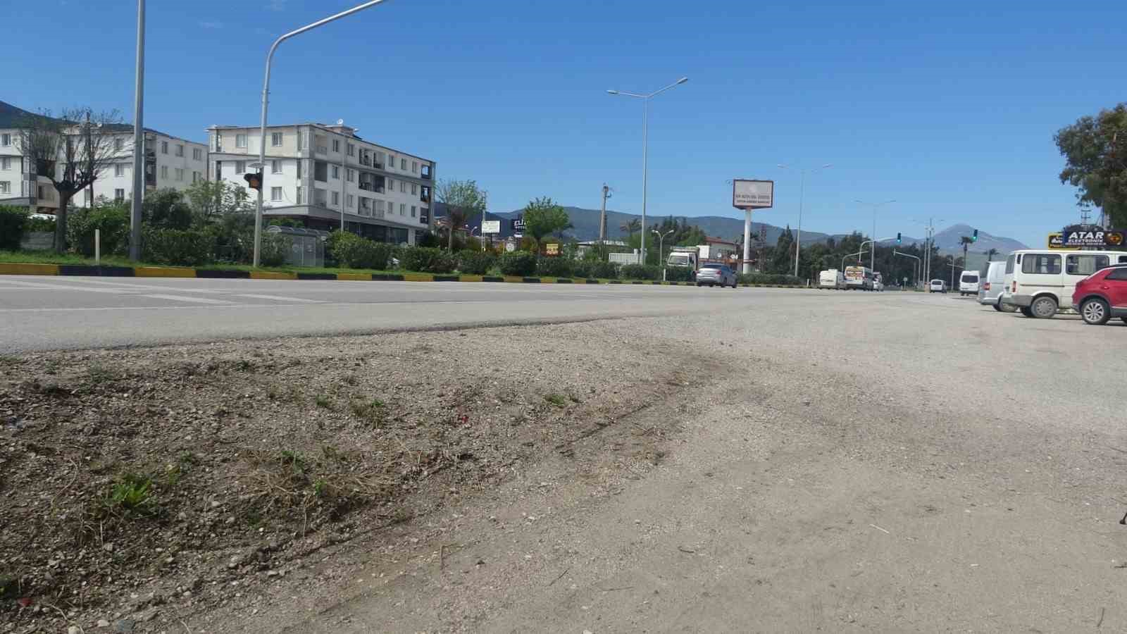 Beton mikserin metrelerce sürüklediği otomobil sürücüsü yaralandı
