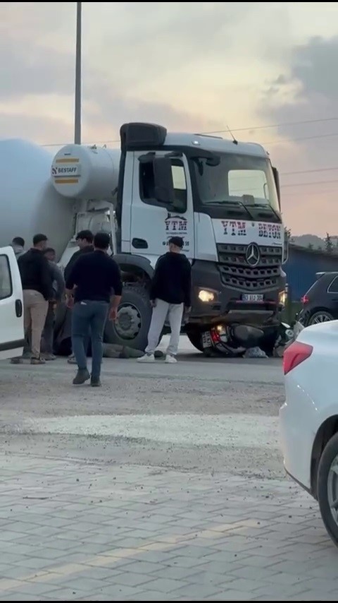 Beton mikseriyle çarpışan motosikletin sürücüsü yaralandı
