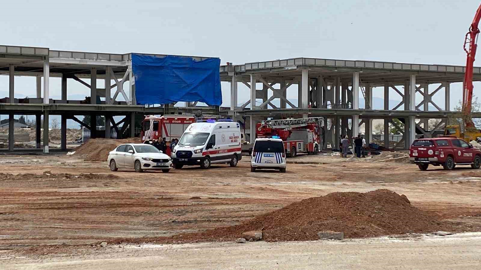 Beton perdah makinesinin çarptığı işçi ağır yaralandı
