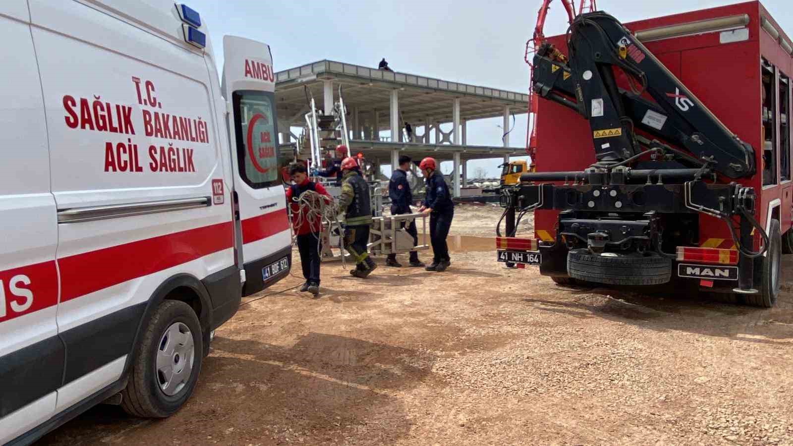 Beton perdah makinesinin çarptığı işçi ağır yaralandı
