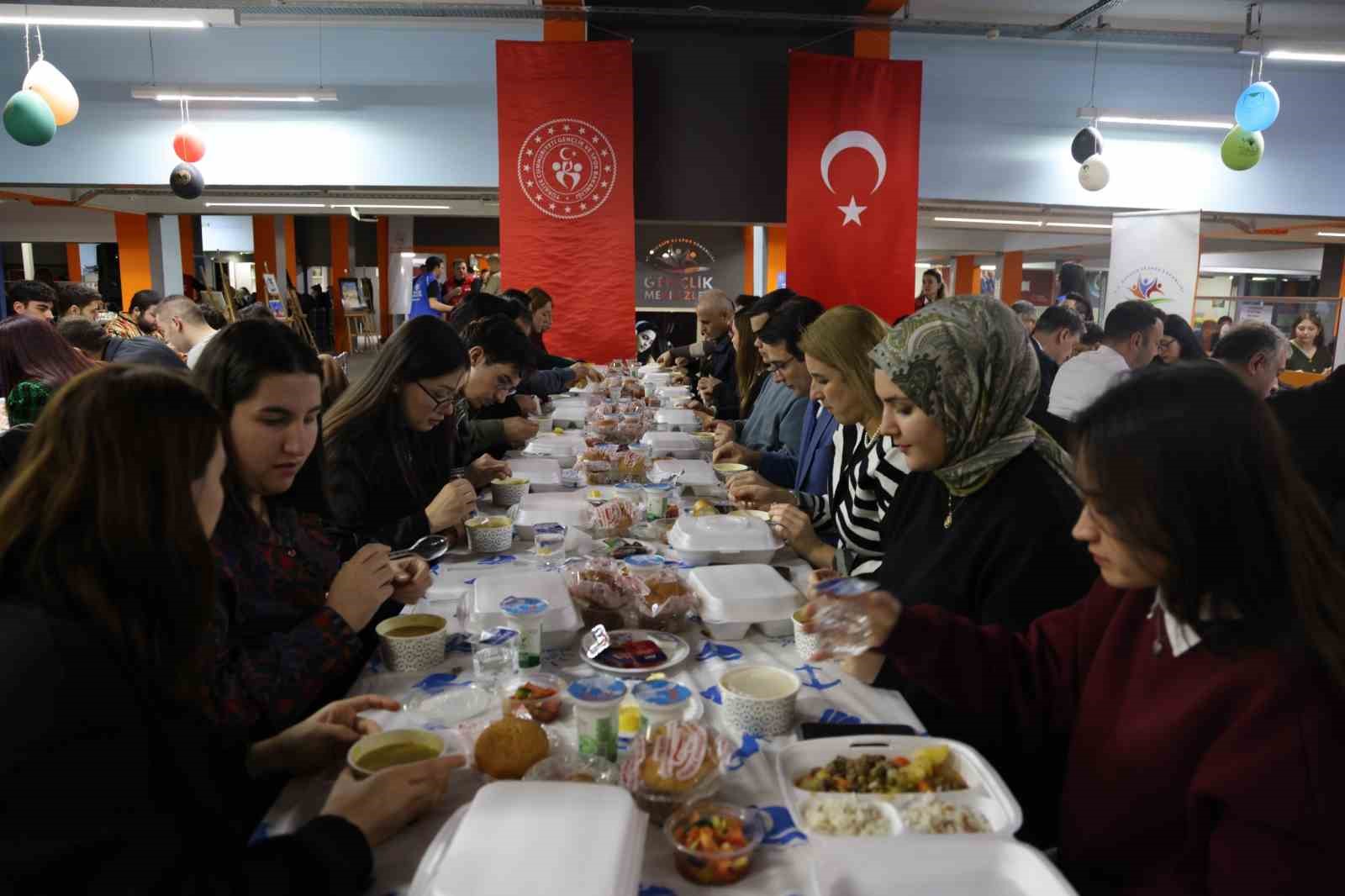 BEUN ile Zonguldak Gençlik ve Spor İl Müdürlüğü iş birliğinde iftar programı düzenlendi
BEUN ile Zonguldak Gençlik ve Spor İl Müdürlüğü iş birliğinde iftar programı düzenlendi