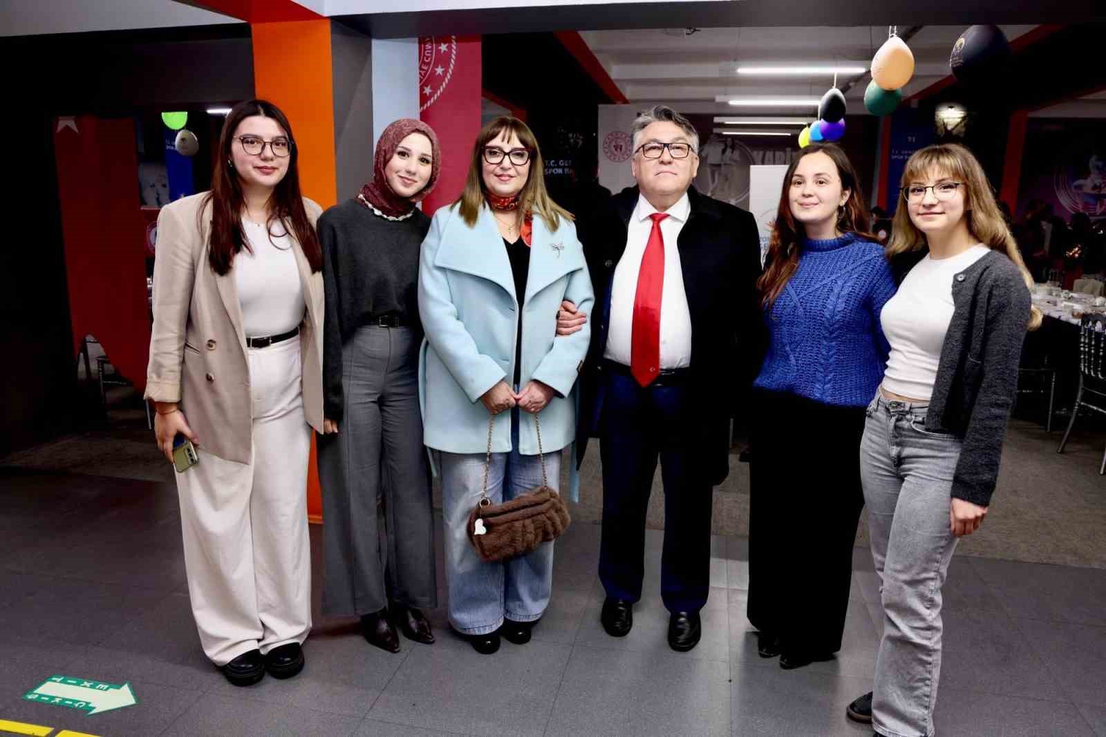 BEUN ile Zonguldak Gençlik ve Spor İl Müdürlüğü iş birliğinde iftar programı düzenlendi
BEUN ile Zonguldak Gençlik ve Spor İl Müdürlüğü iş birliğinde iftar programı düzenlendi