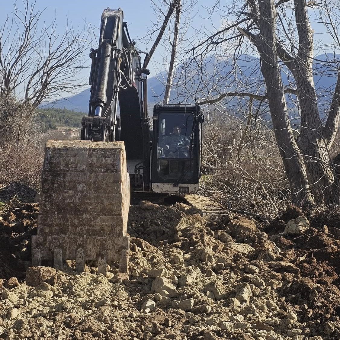 Beyağaç Belediyesi ulaşımı olmayan araziler için yol yapım çalışmasını sürdürüyor
