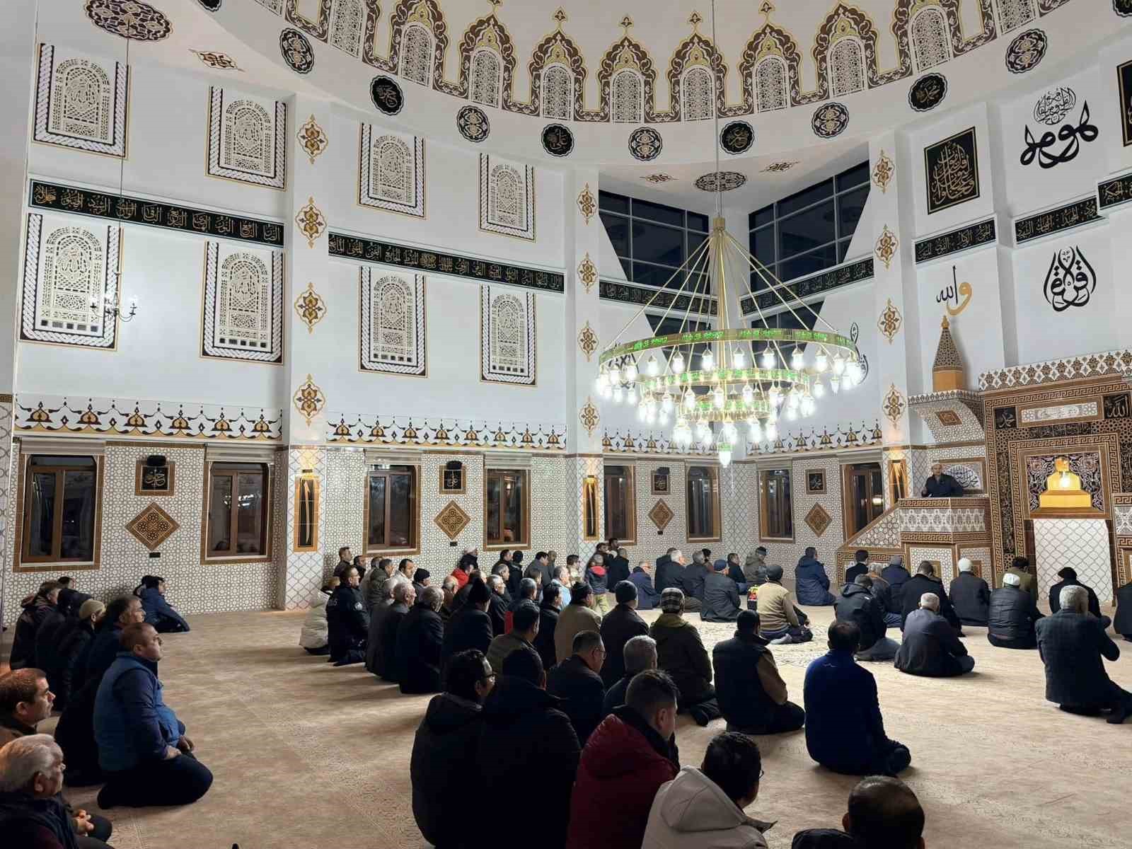 Beyağaç Çarşı Camisi ilk teravihle ibadete açıldı
