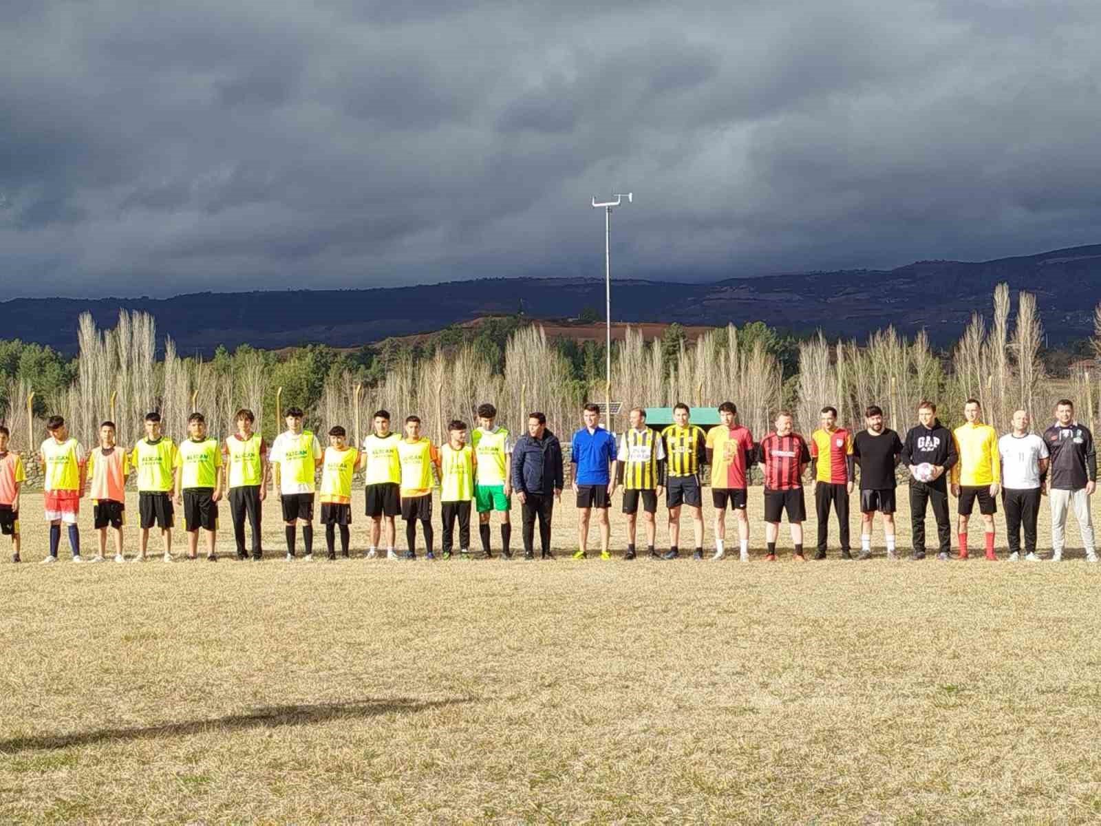 Beyağaçlı vatandaşlar ile polisler dostluk maçı oynandı
