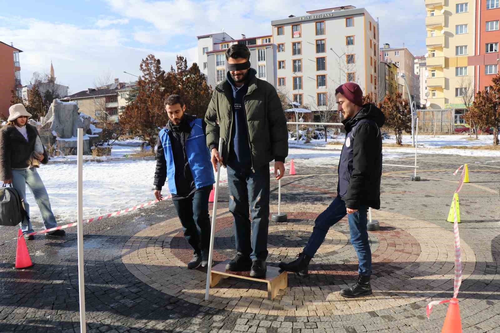 Beyaz bastonlarla engelleri aşmaya çalıştılar
