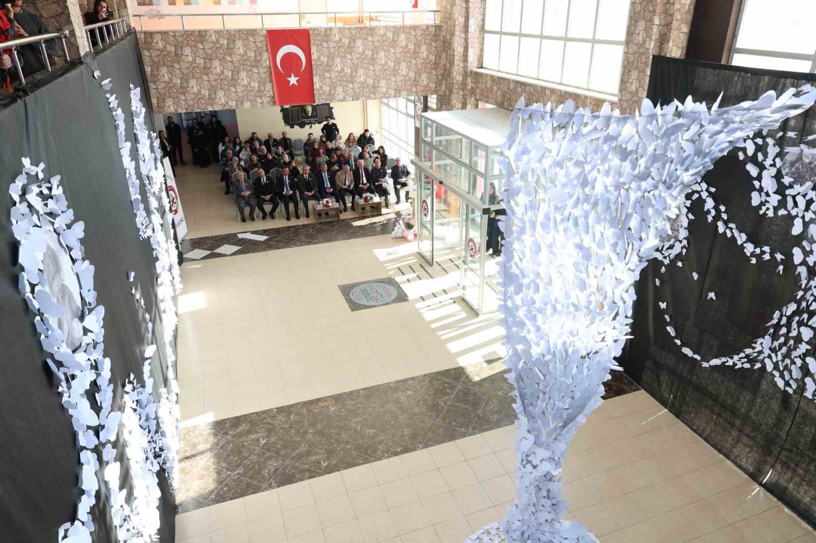 Beyaz kelebekler cennete uçtu
