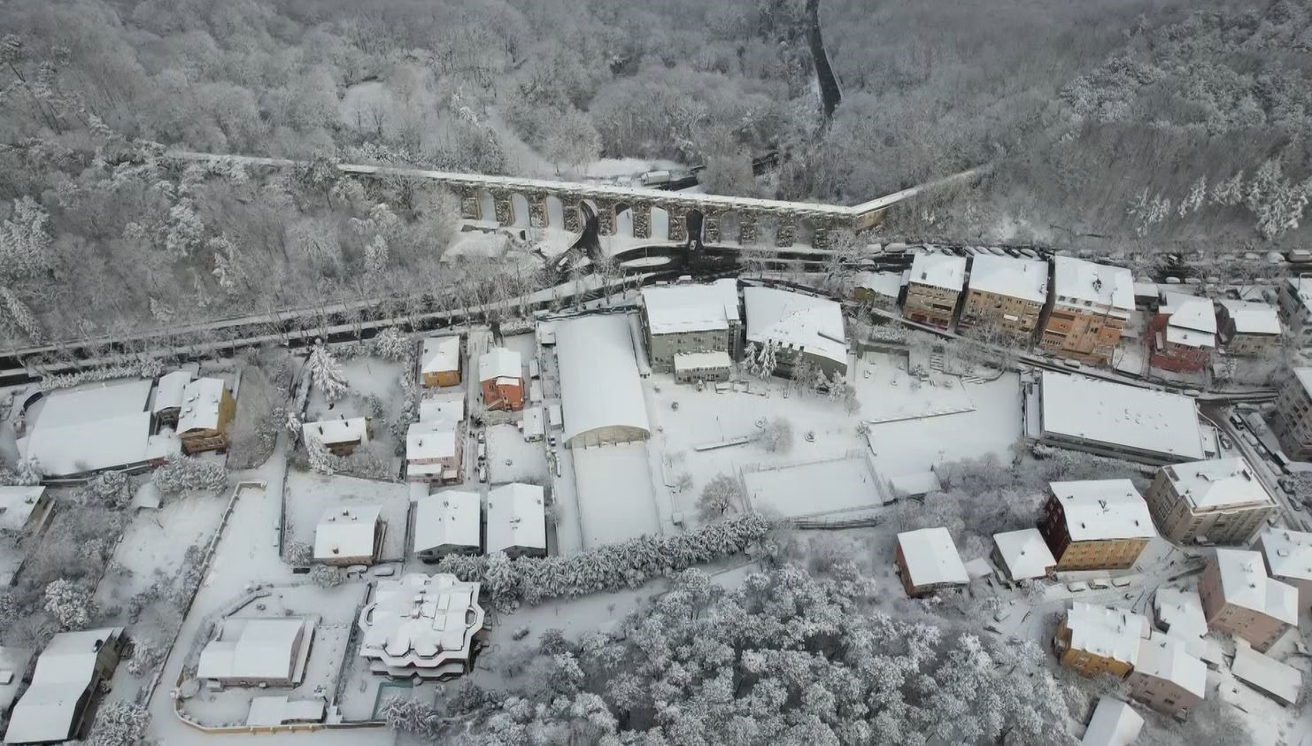 Beyaz örtüyle kaplanan Sarıyer havadan görüntülendi

