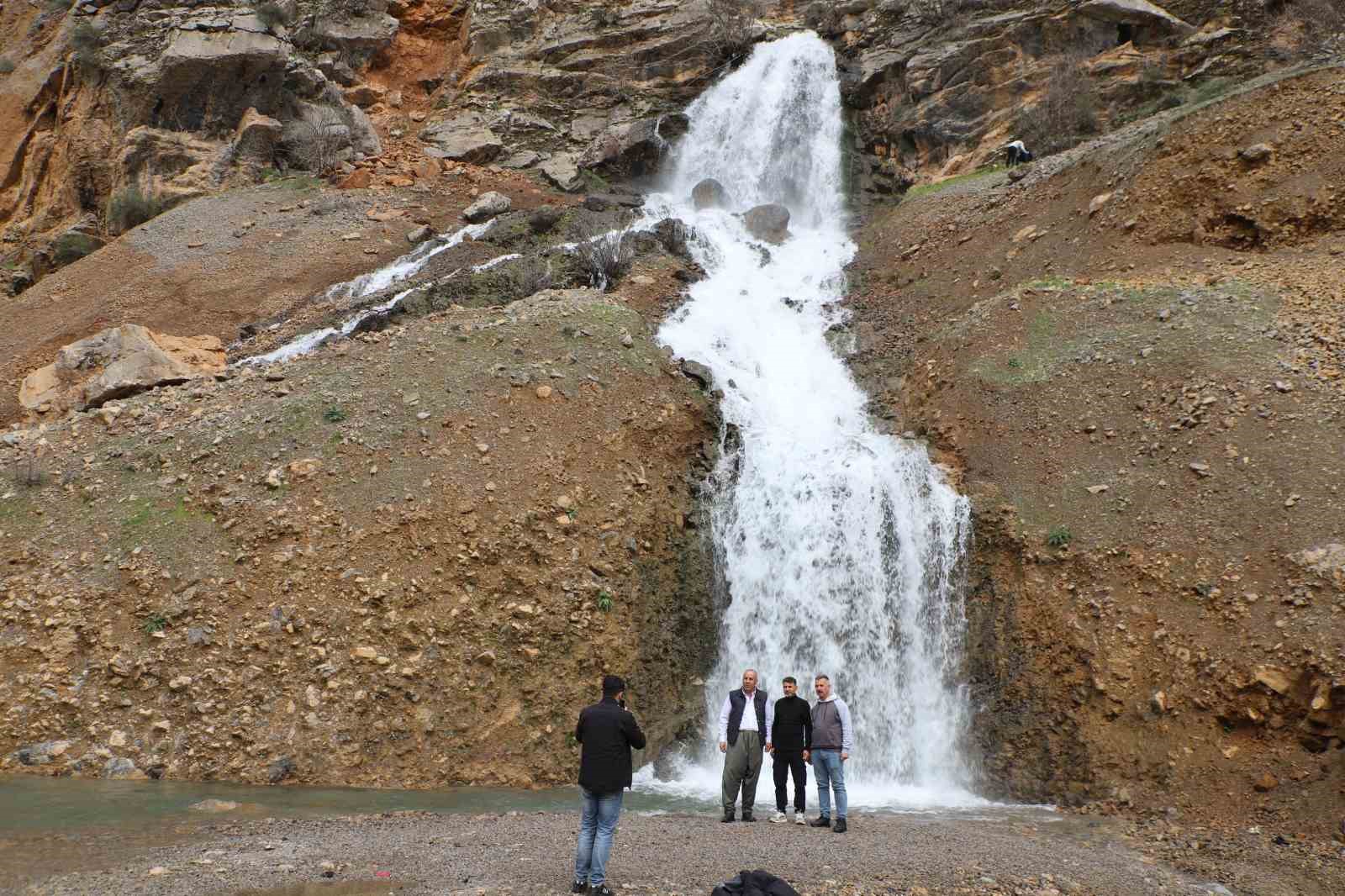 Beyaz Su Şelalesi ilgi odağı oldu
