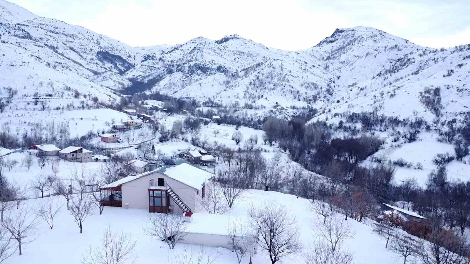 Beyaza bürünen 2 bin rakımdaki mahalleler havadan görüntülendi

