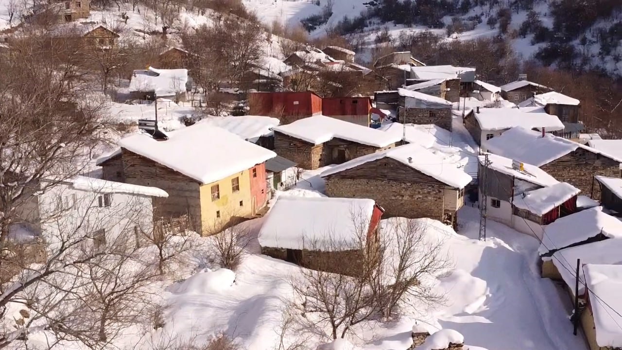 Beyaza bürünen 2 bin rakımdaki mahalleler havadan görüntülendi
