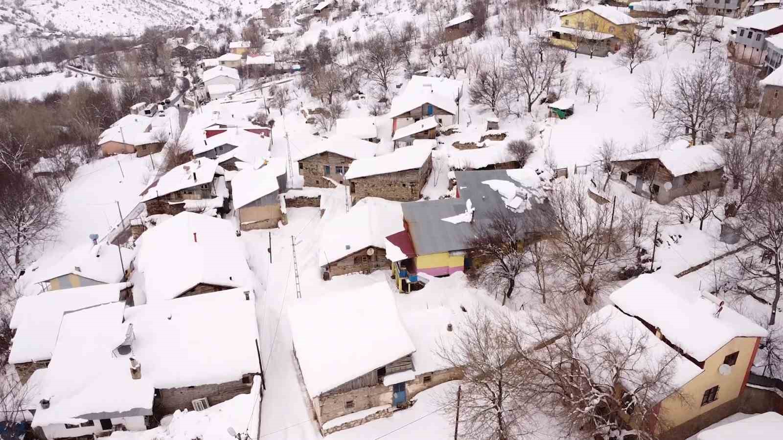 Beyaza bürünen 2 bin rakımdaki mahalleler havadan görüntülendi
