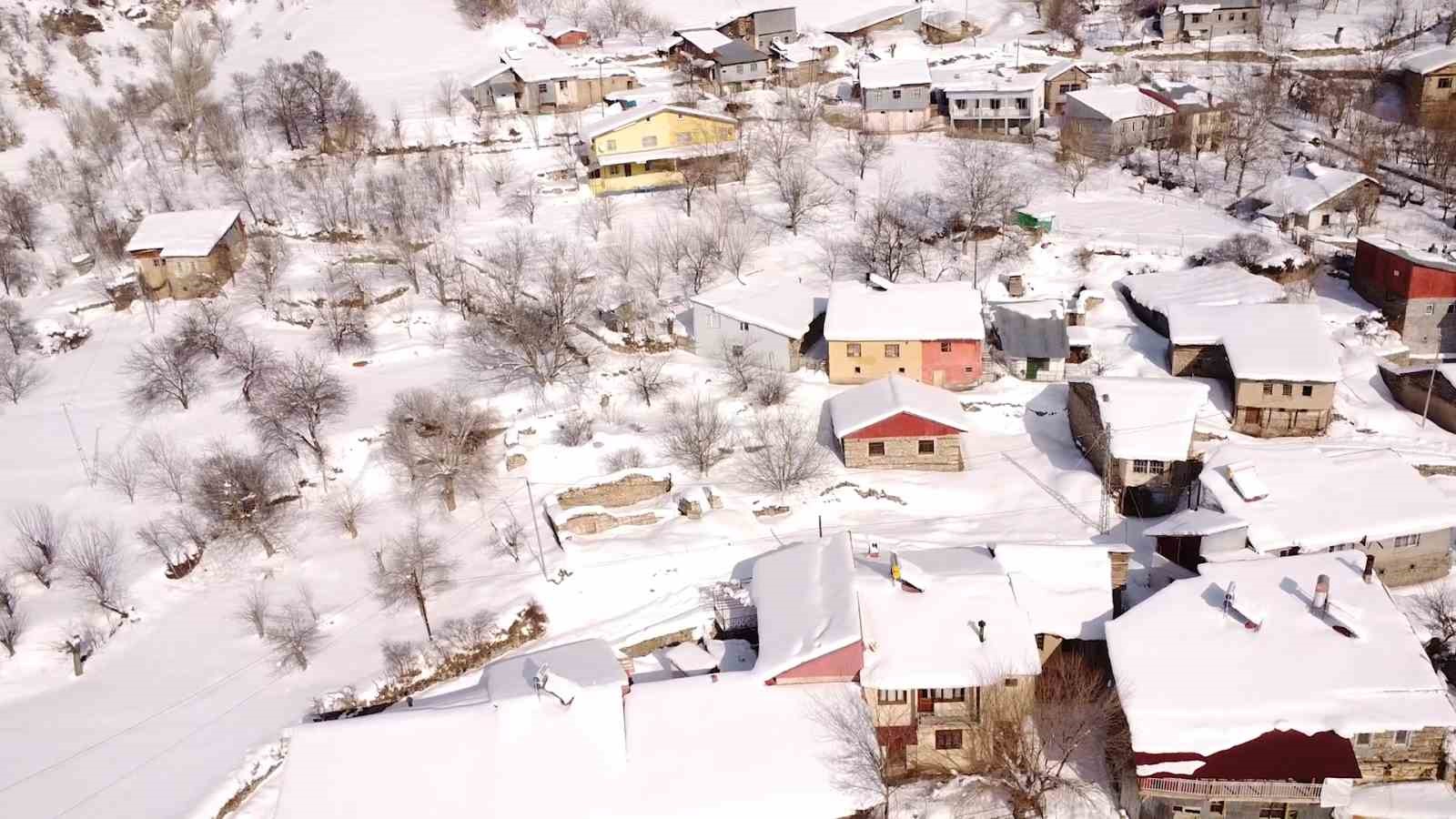 Beyaza bürünen 2 bin rakımdaki mahalleler havadan görüntülendi
