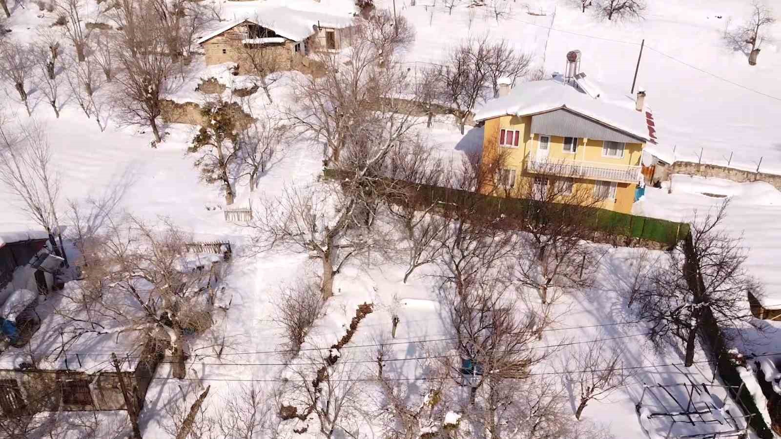 Beyaza bürünen 2 bin rakımdaki mahalleler havadan görüntülendi
