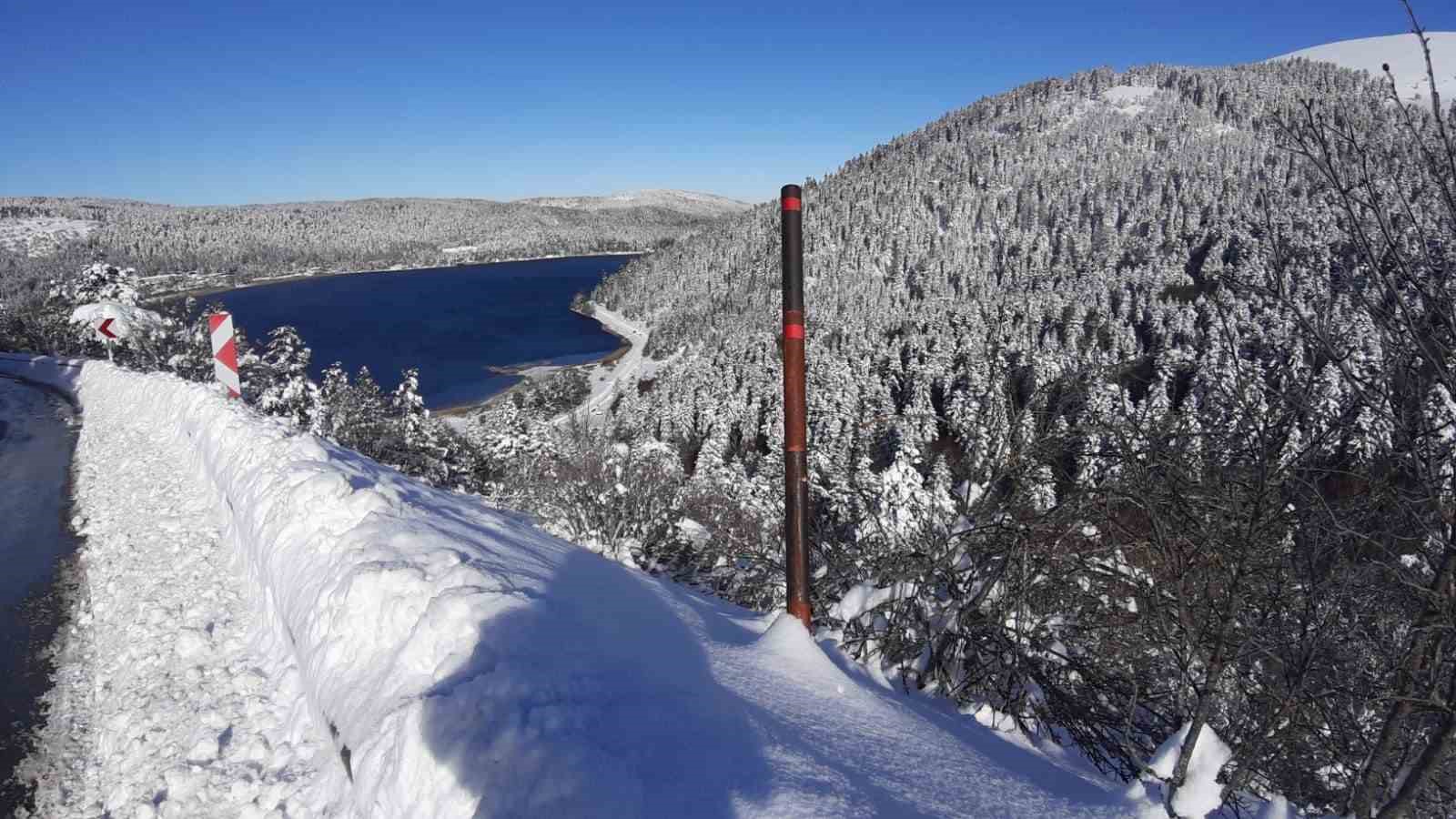 Beyaza bürünen Abant’ta kartpostallık manzara: Kar kalınlığı 1 metreyi buldu
