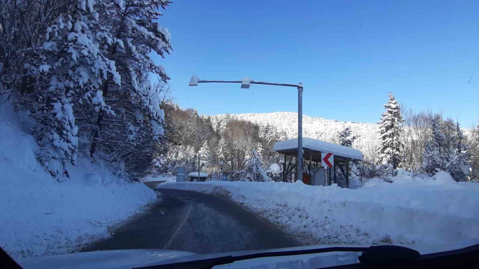 Beyaza bürünen Abant’ta kartpostallık manzara: Kar kalınlığı 1 metreyi buldu
