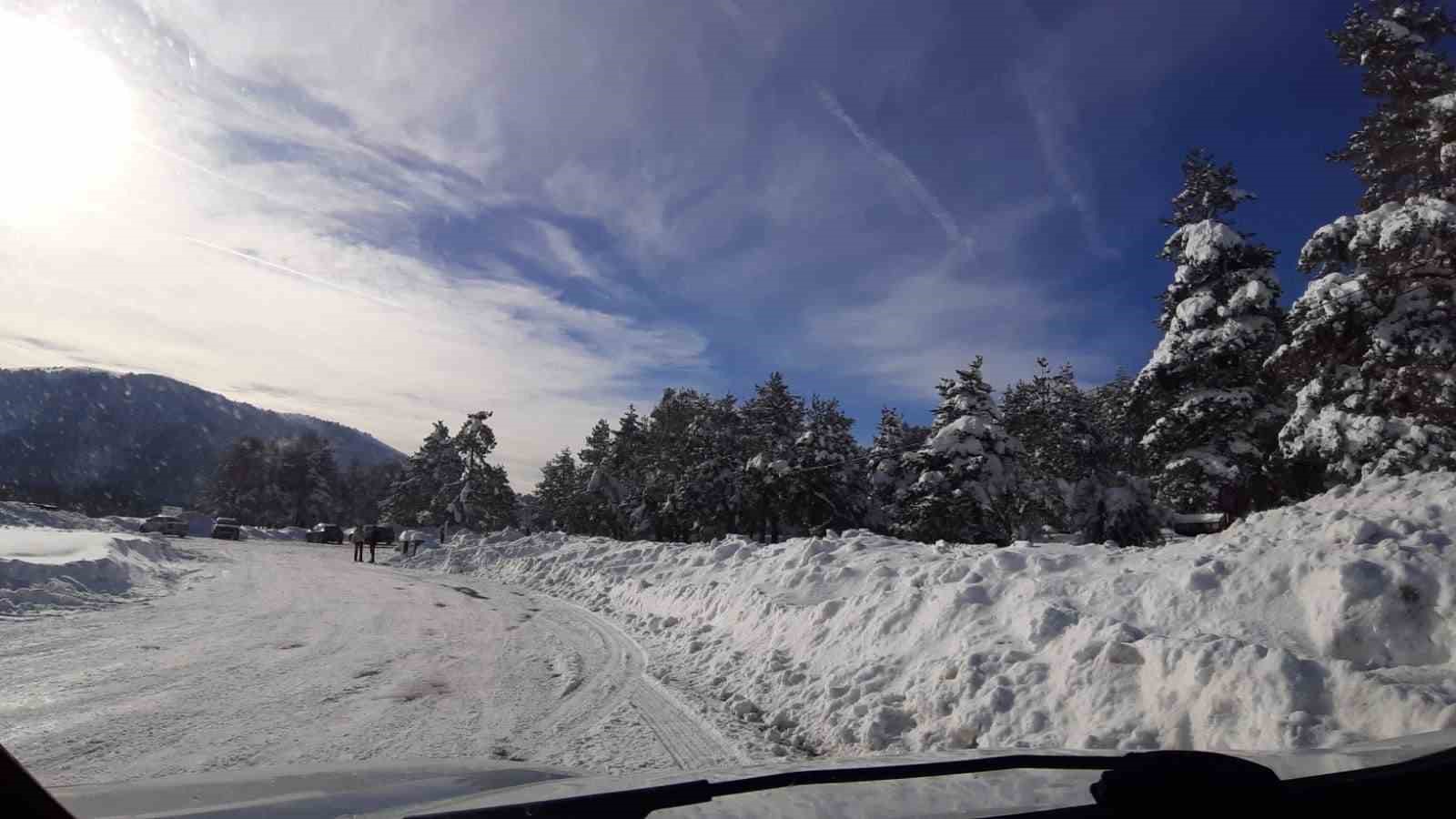 Beyaza bürünen Abant’ta kartpostallık manzara: Kar kalınlığı 1 metreyi buldu
