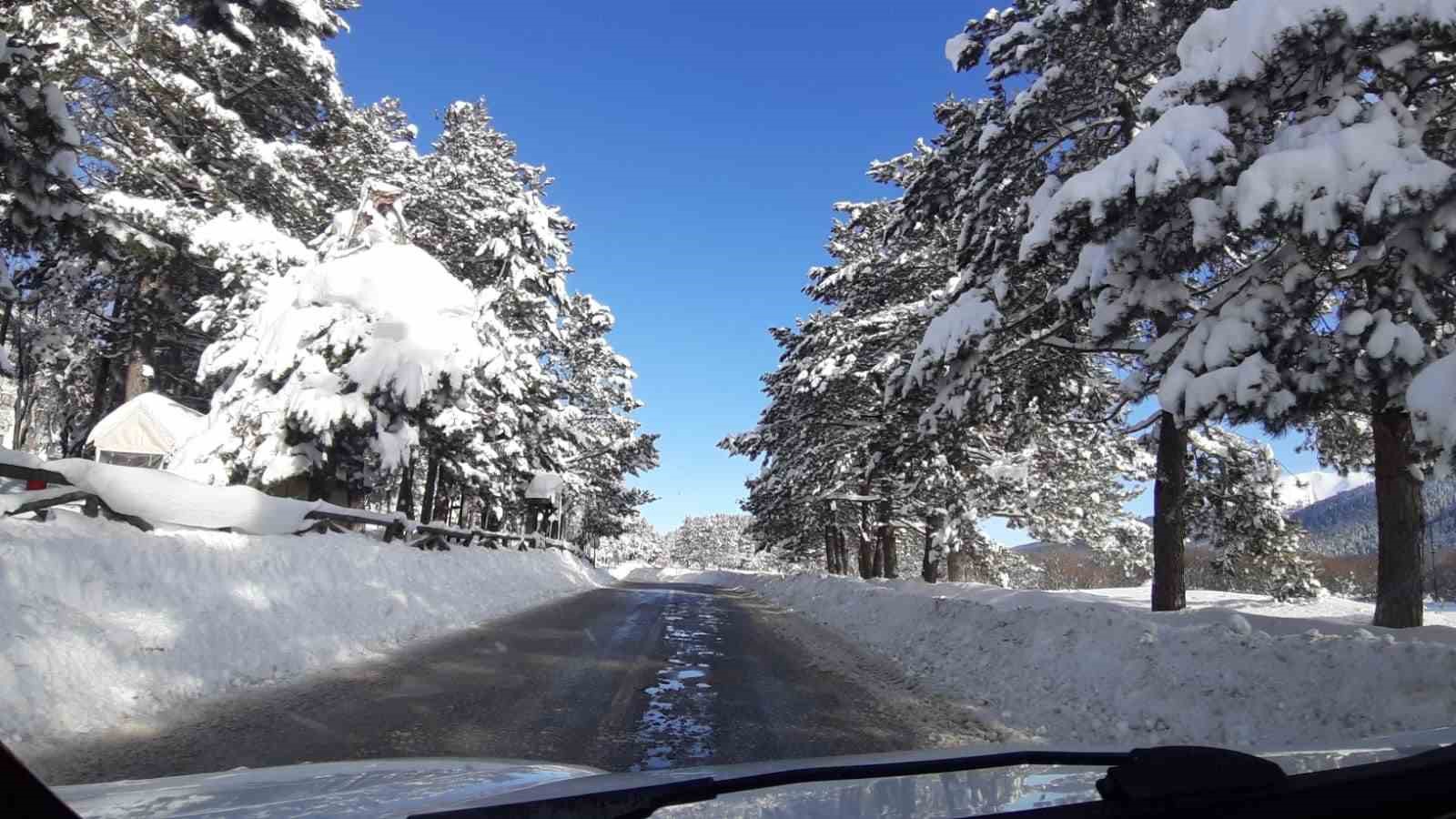 Beyaza bürünen Abant’ta kartpostallık manzara: Kar kalınlığı 1 metreyi buldu
