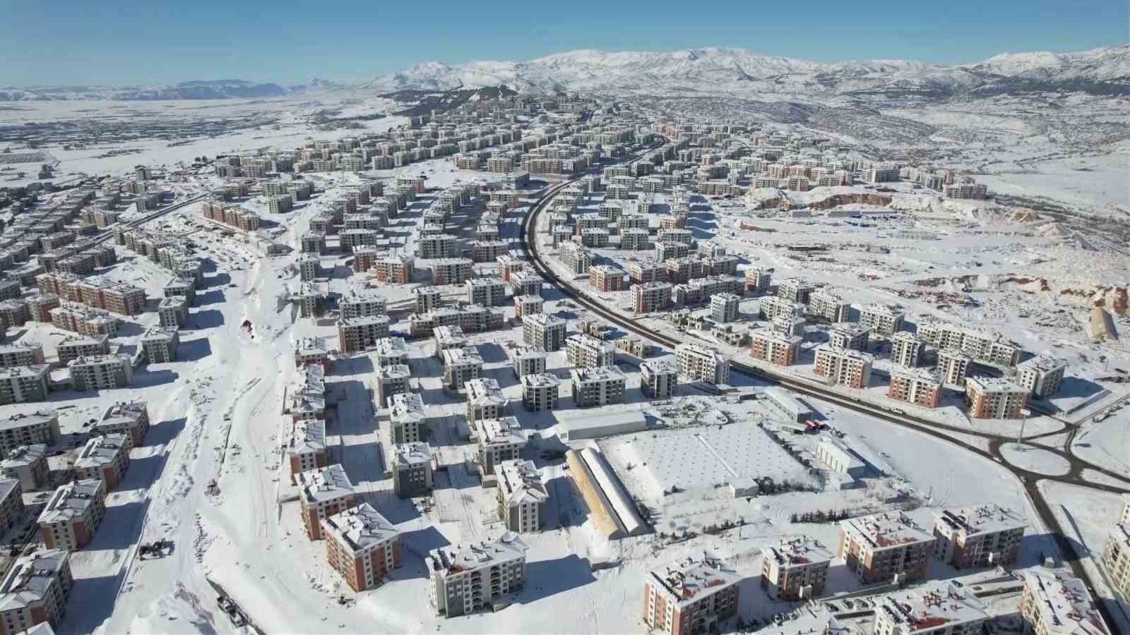 Beyaza bürünen İndere konutları depremzedelere sıcak yuva oldu
