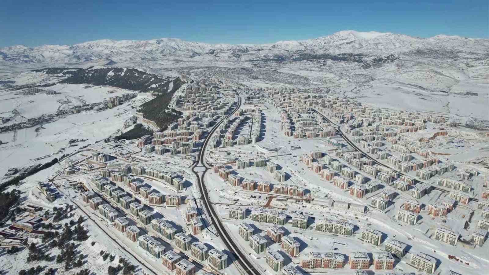 Beyaza bürünen İndere konutları depremzedelere sıcak yuva oldu
