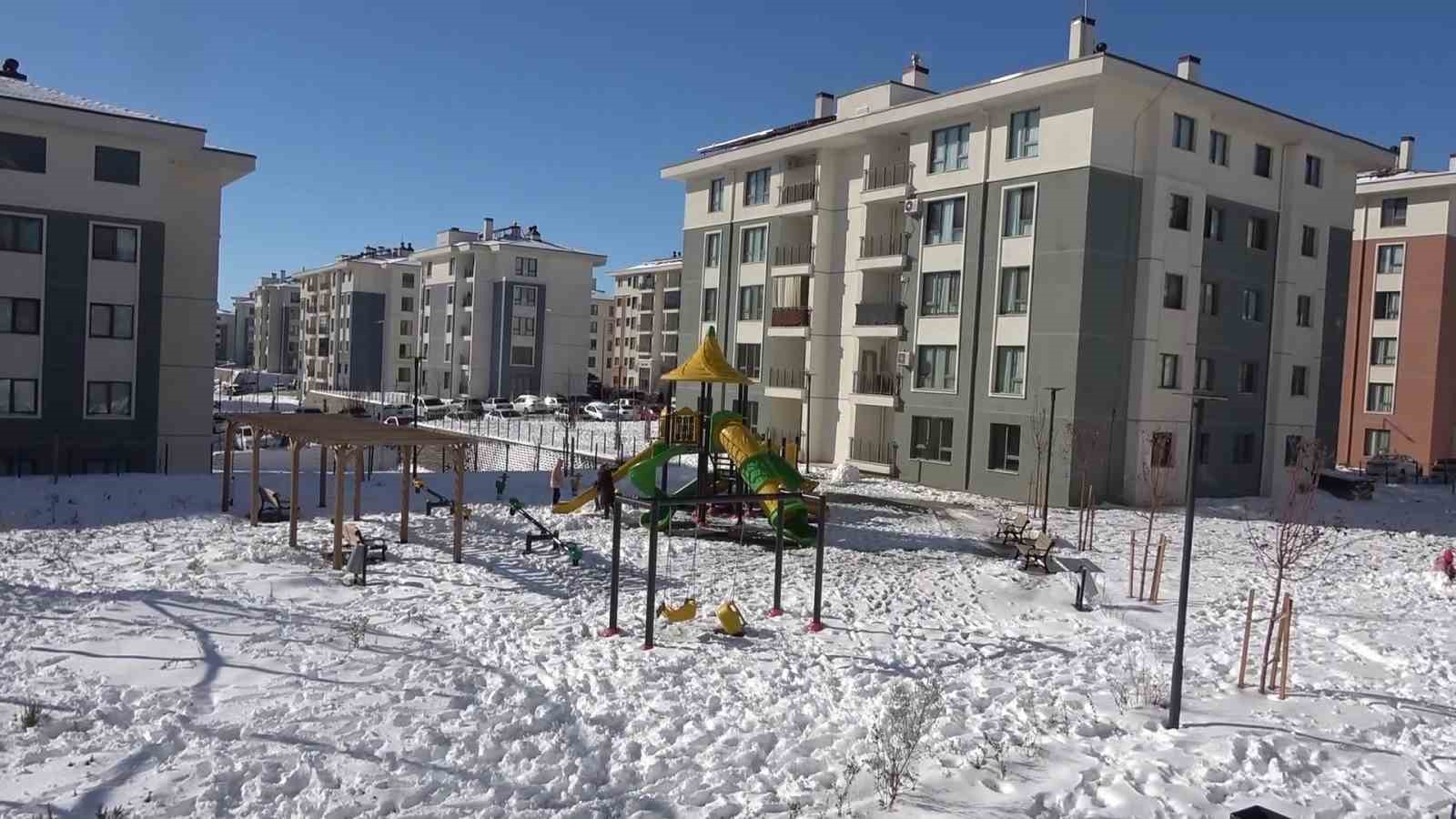 Beyaza bürünen İndere konutları depremzedelere sıcak yuva oldu
