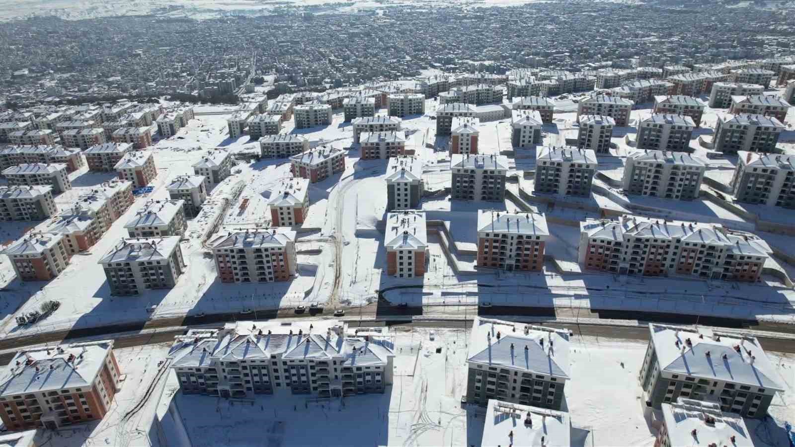 Beyaza bürünen İndere konutları depremzedelere sıcak yuva oldu
