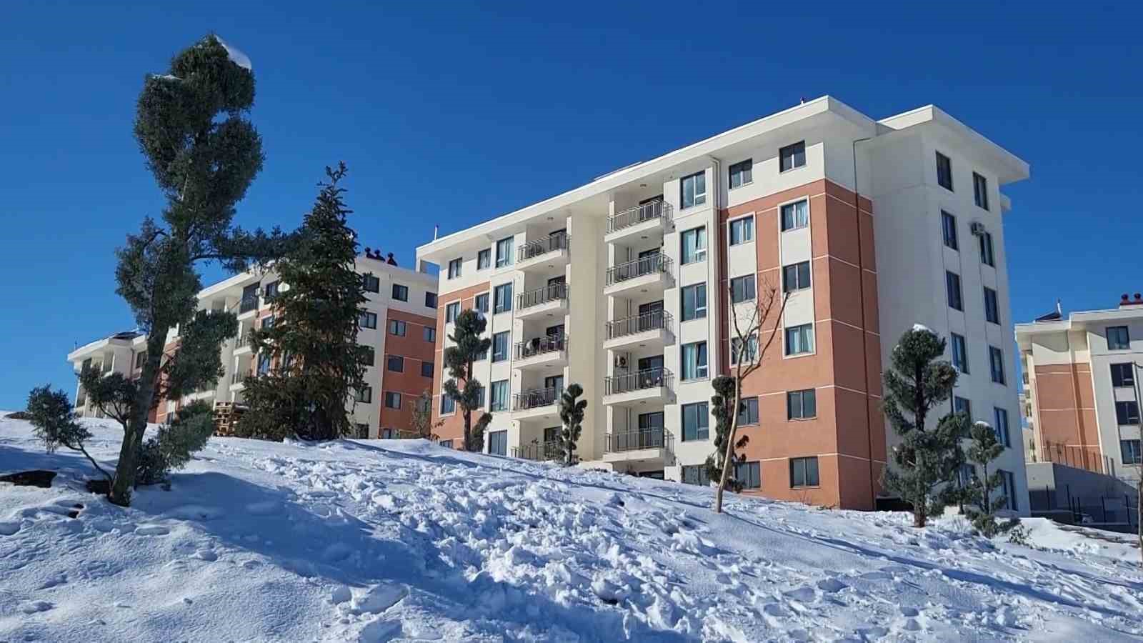 Beyaza bürünen İndere konutları depremzedelere sıcak yuva oldu
