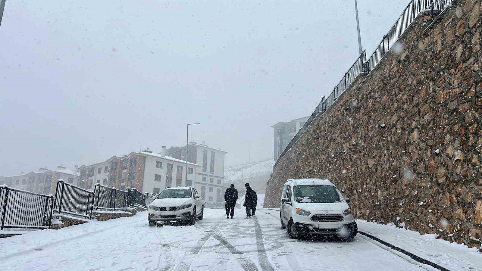 Beyaza bürünen Kahramanmaraş’ta ’karsambaç’ vazgeçilmez tatlı oldu
