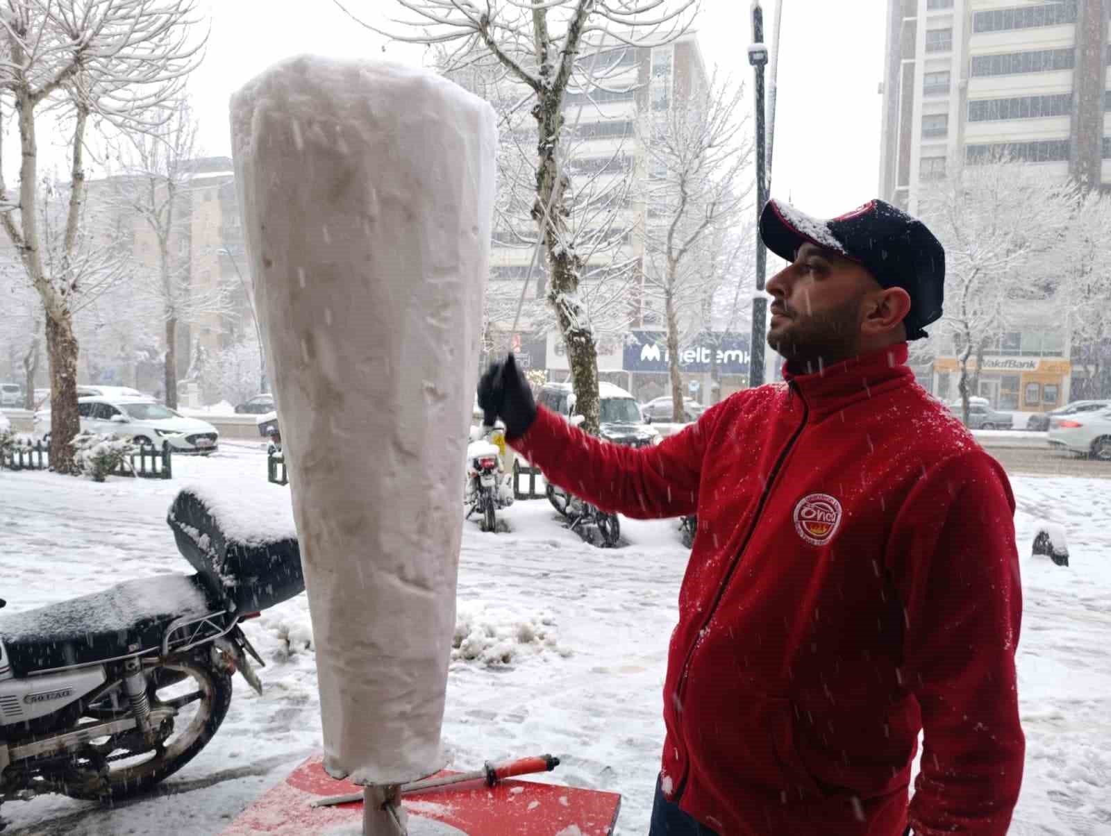 Beyaza bürünen Kahramanmaraş’ta ’karsambaç’ vazgeçilmez tatlı oldu
