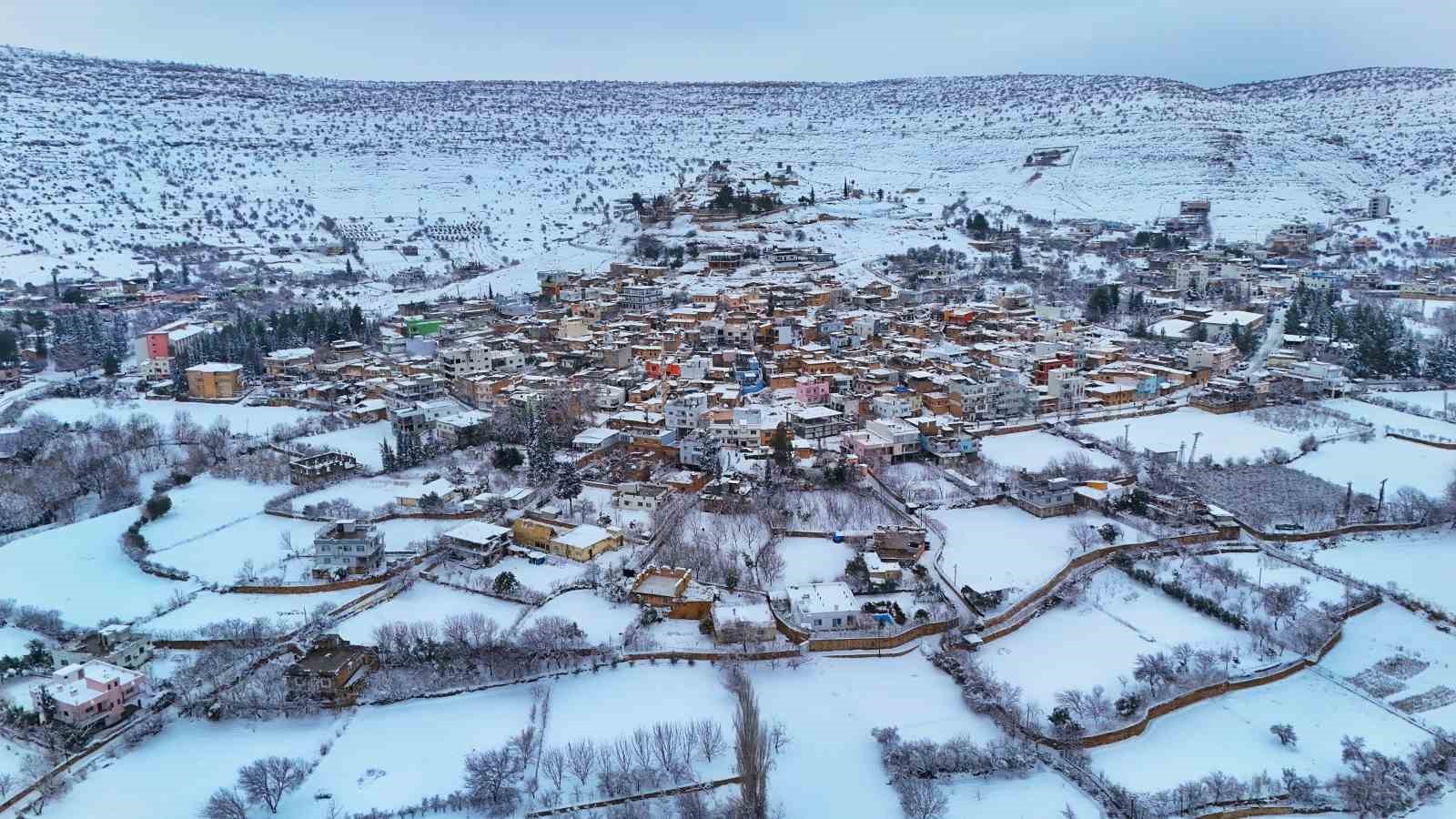 Beyaza bürünen mahalle ihtişamı ile kendine hayran bıraktı
