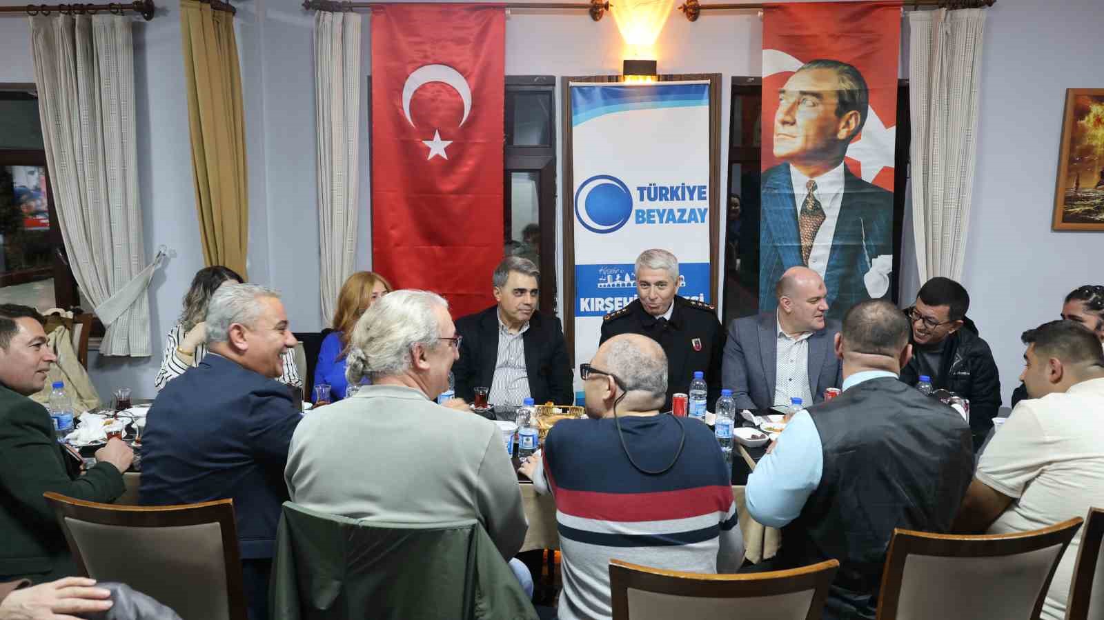 Beyazay ailesi iftarda bir araya geldi
