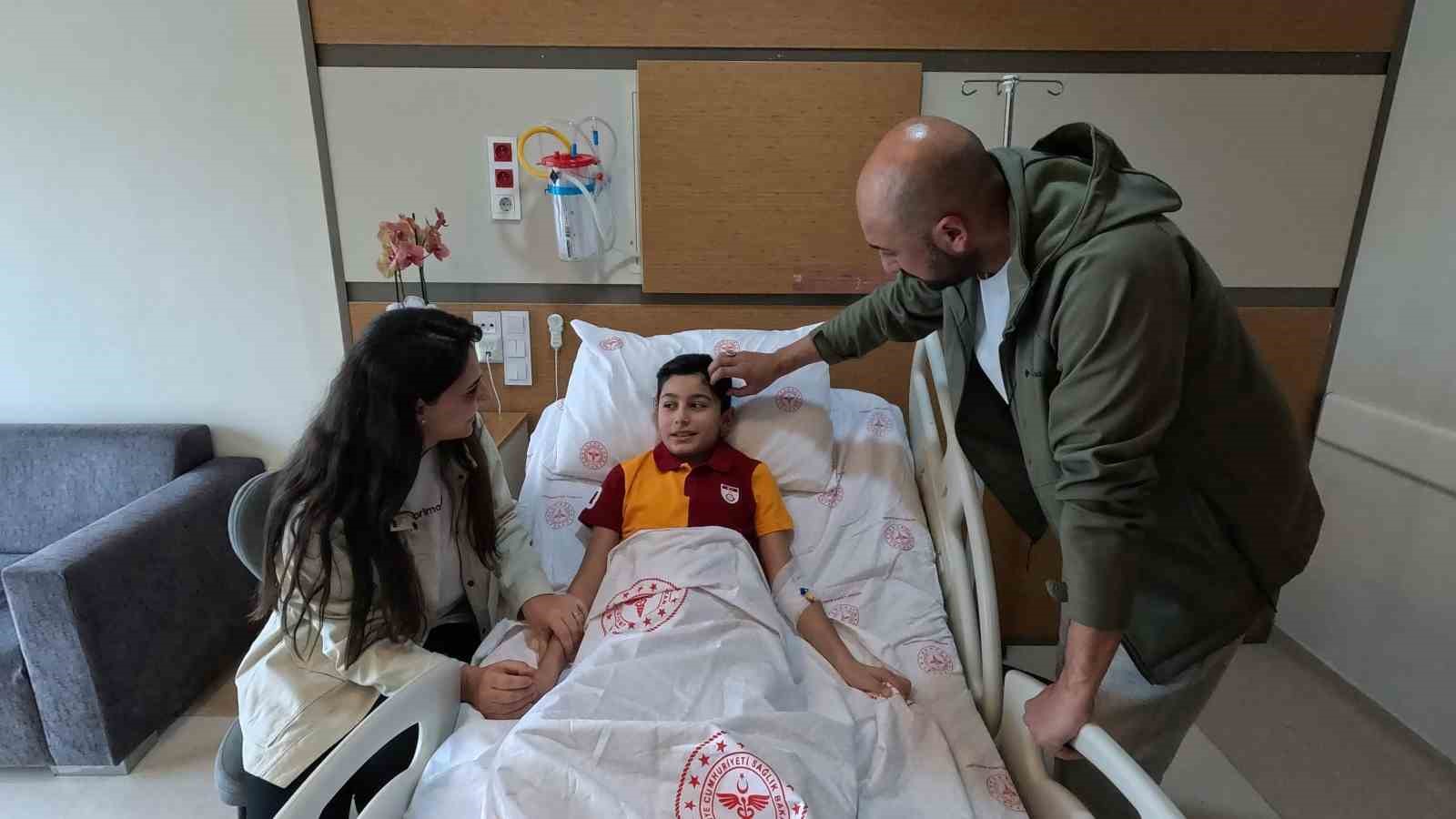 Beyin kanaması geçiren çocuk ameliyatsız tedavi ile hayata tutundu
