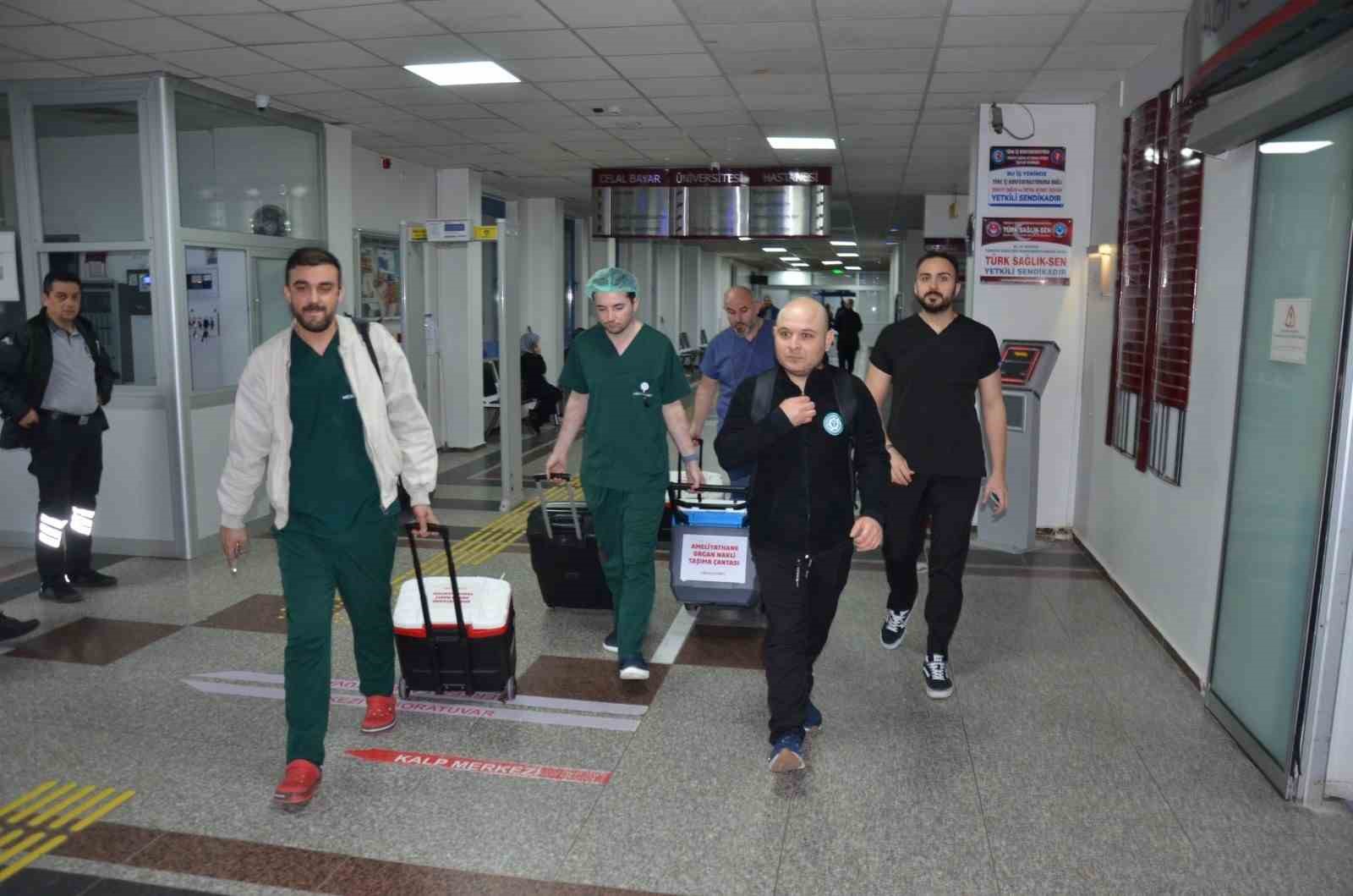 Beyin ölümü gerçekleşen baba 5 hayata umut oldu
Beyin ölümü gerçekleşen baba 5 hayata umut oldu