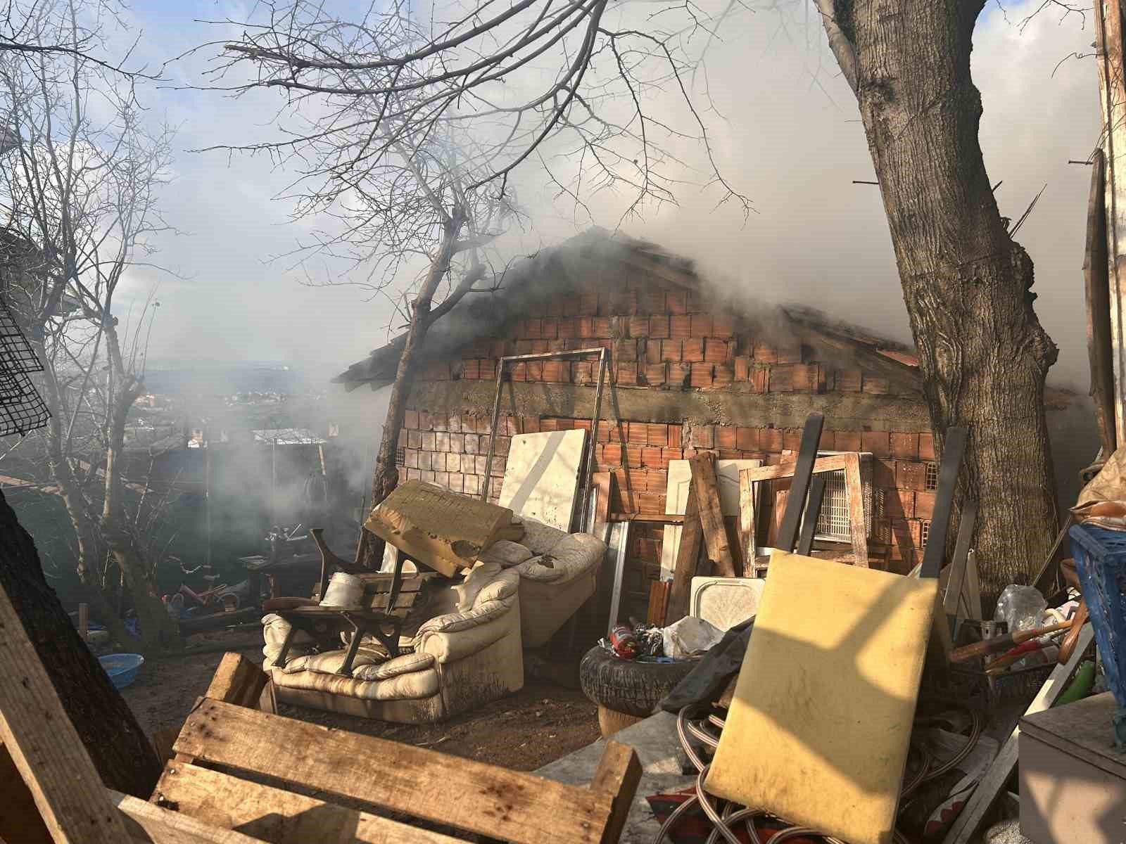 Beykoz’da gecekonduda yangın paniği: Odunluk ve çatı zarar gördü
