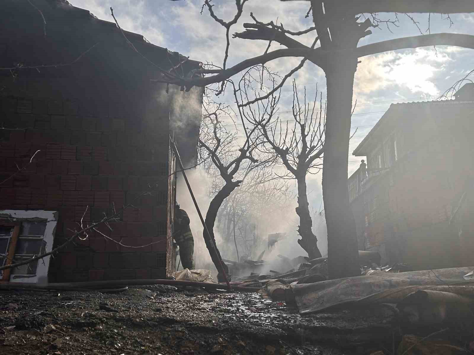 Beykoz’da gecekonduda yangın paniği: Odunluk ve çatı zarar gördü
