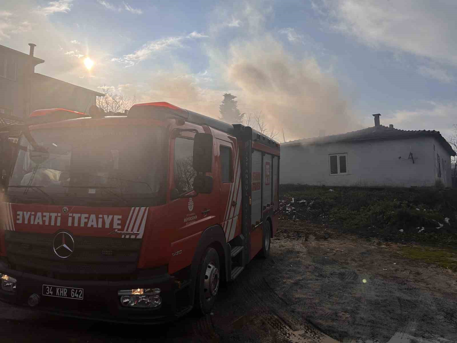 Beykoz’da gecekonduda yangın paniği: Odunluk ve çatı zarar gördü
