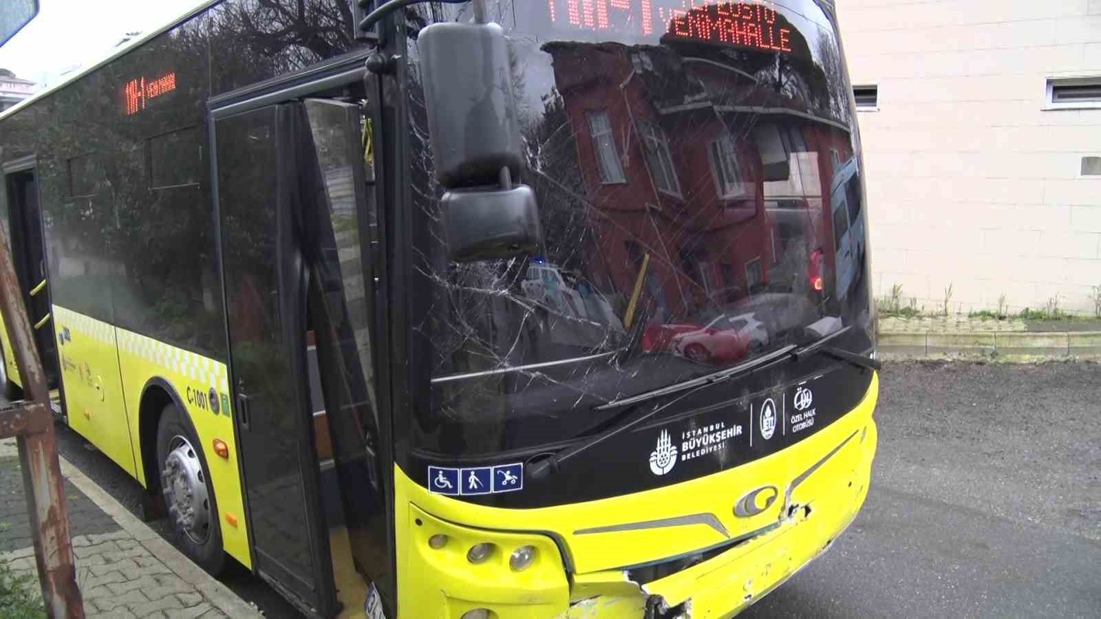 Beykoz’da İETT otobüsü kaldırıma çarptı: 4 yaralı
