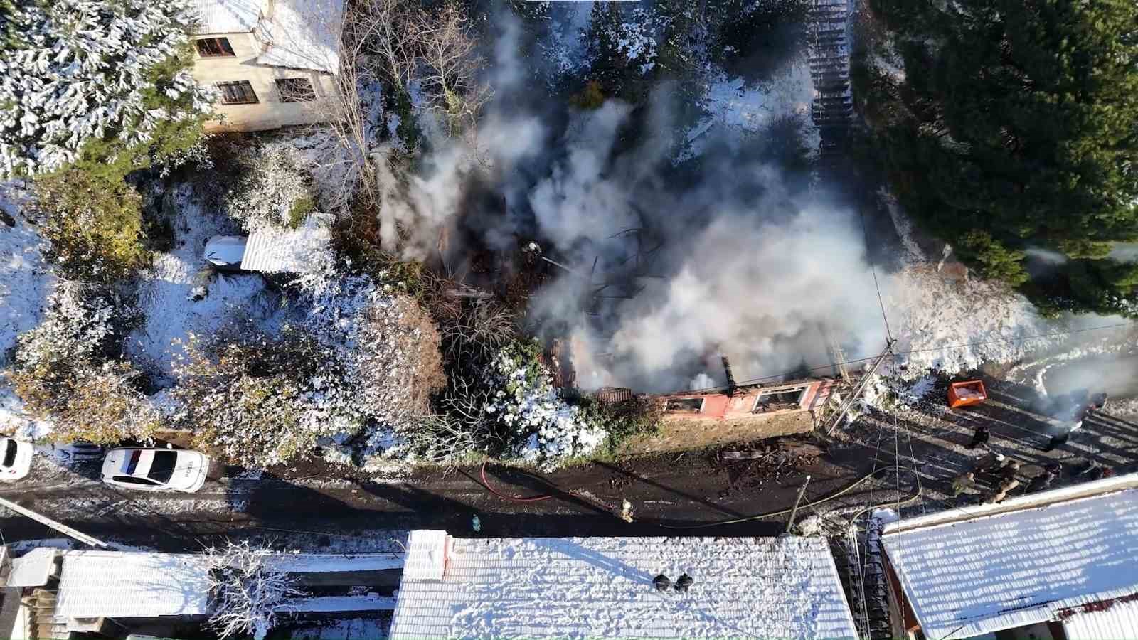 Beykoz’da metruk binada yangın: Ekipler buzlanma nedeniyle zor anlar yaşadı
