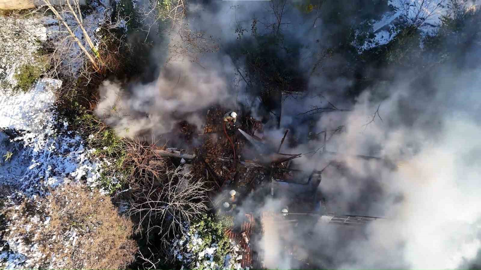 Beykoz’da metruk binada yangın: Ekipler buzlanma nedeniyle zor anlar yaşadı
