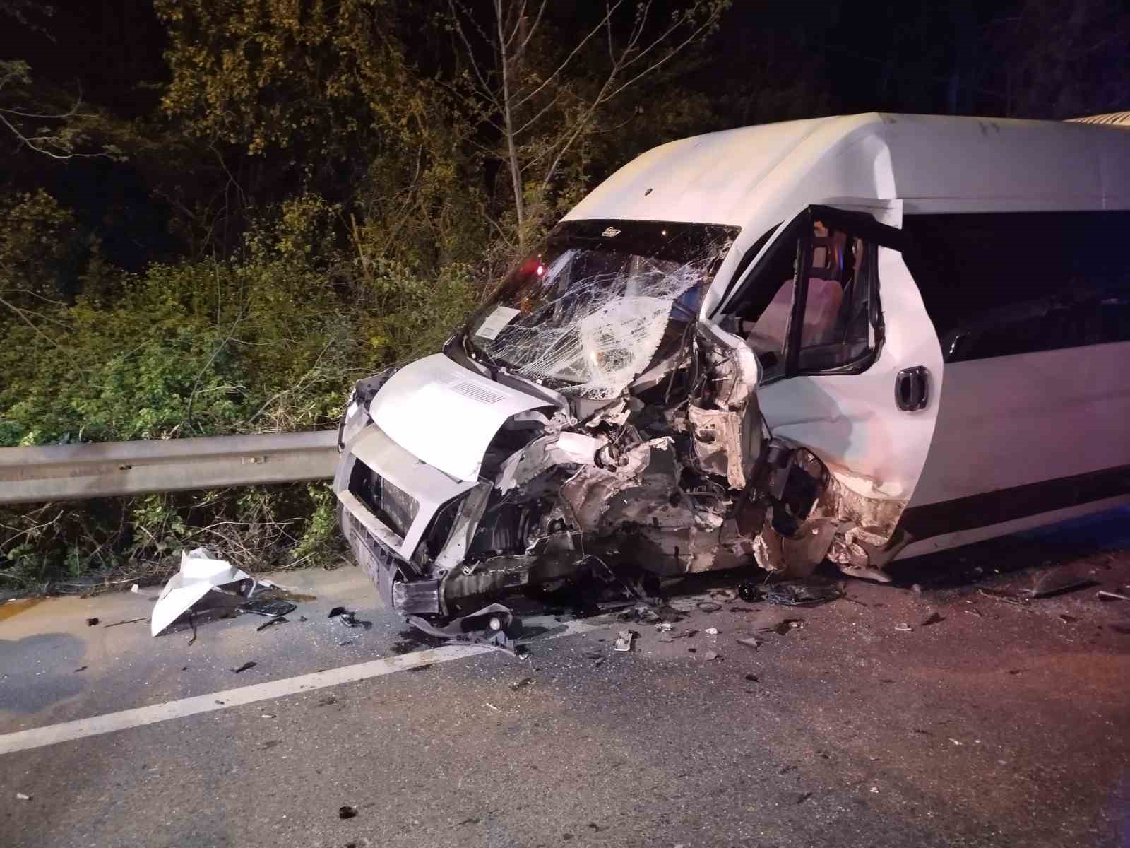 Beykoz’da servis minibüsü ile otomobil çarpıştı: 1’i ağır 12 yaralı
